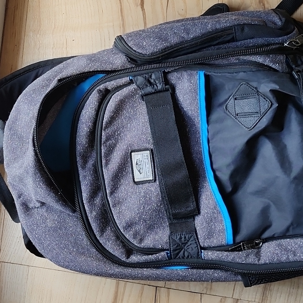 VANS Off The Wall Backpack with Skateboard Sleeve - Picture 3 of 10